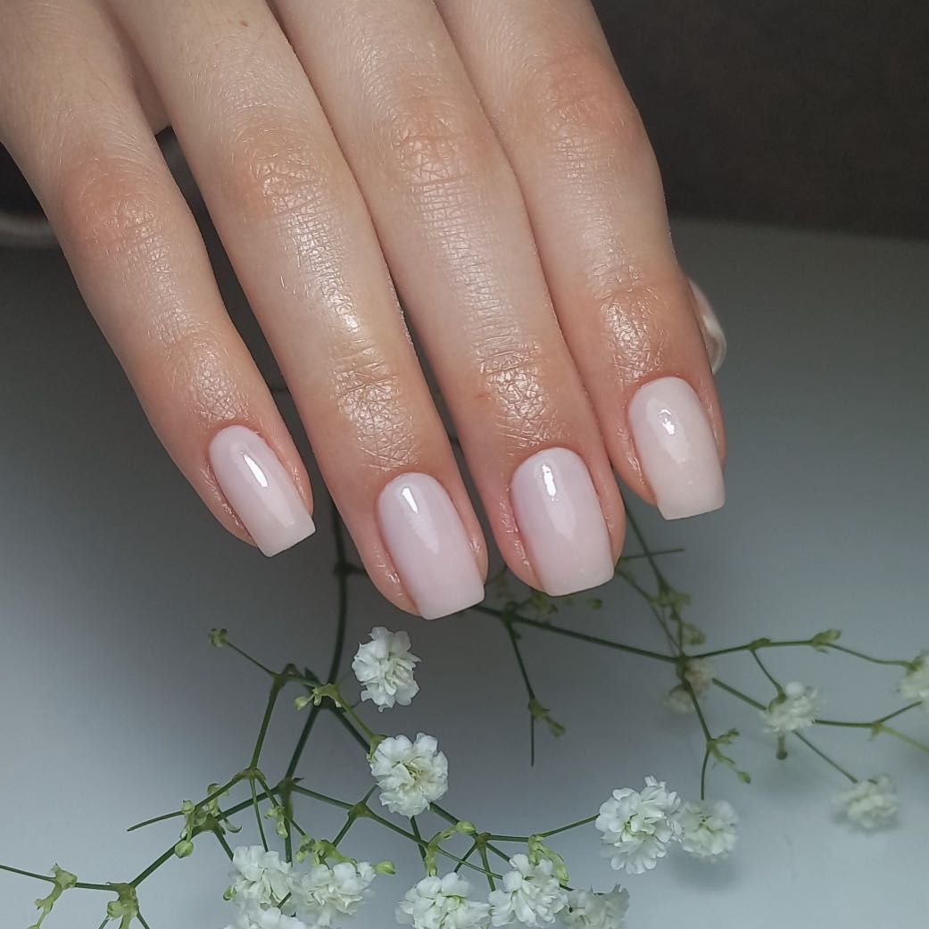 Delikatny mleczny manicure