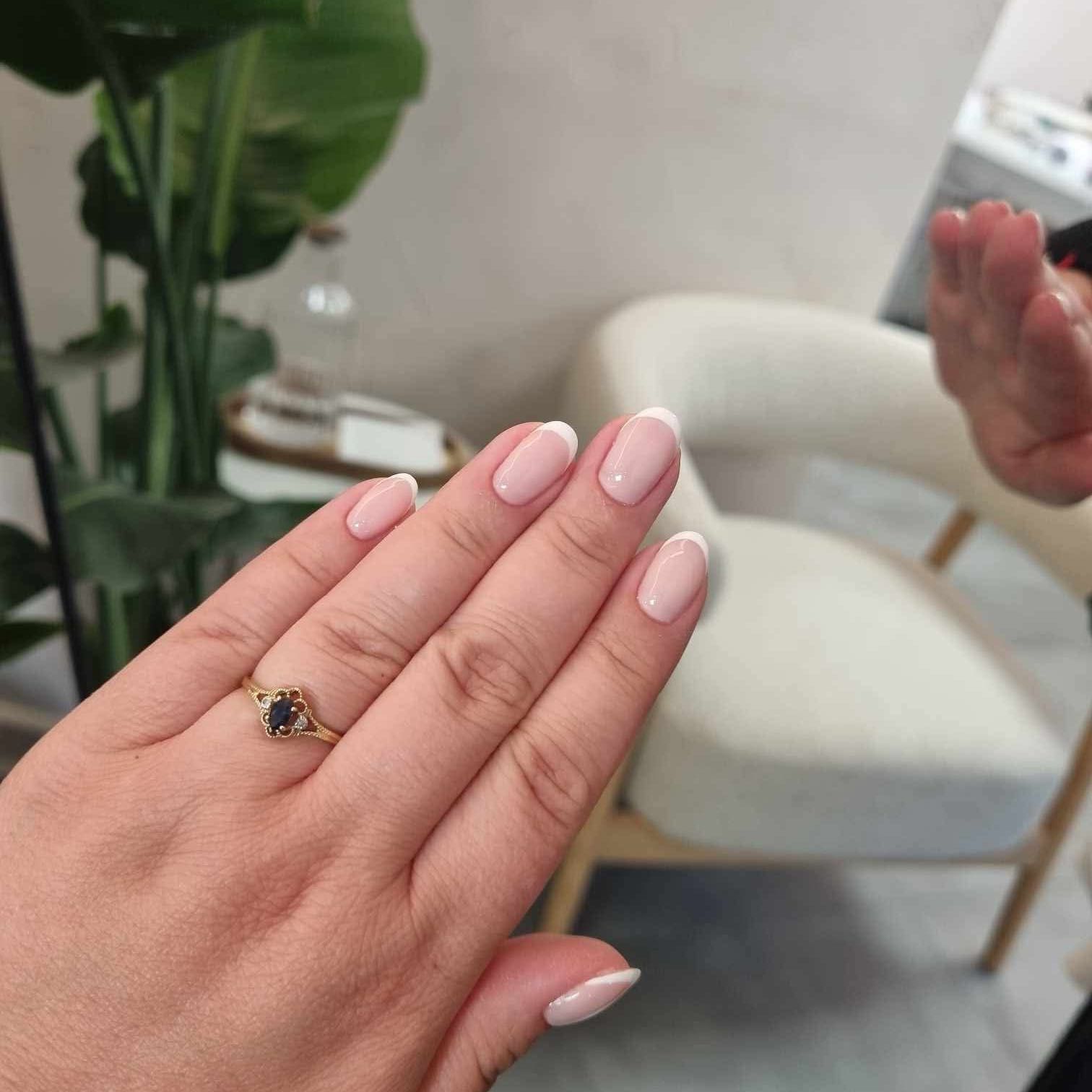Delikatny manicure w naturalnym odcieniu w studiu INKO
